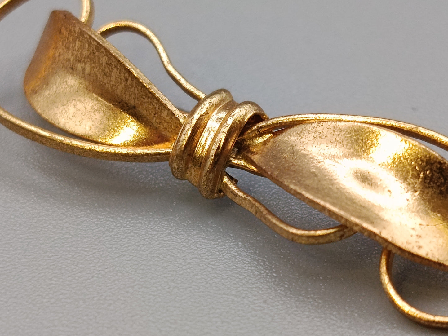 Vintage Brosche Goldfarbene Stabnadel mit Schleife