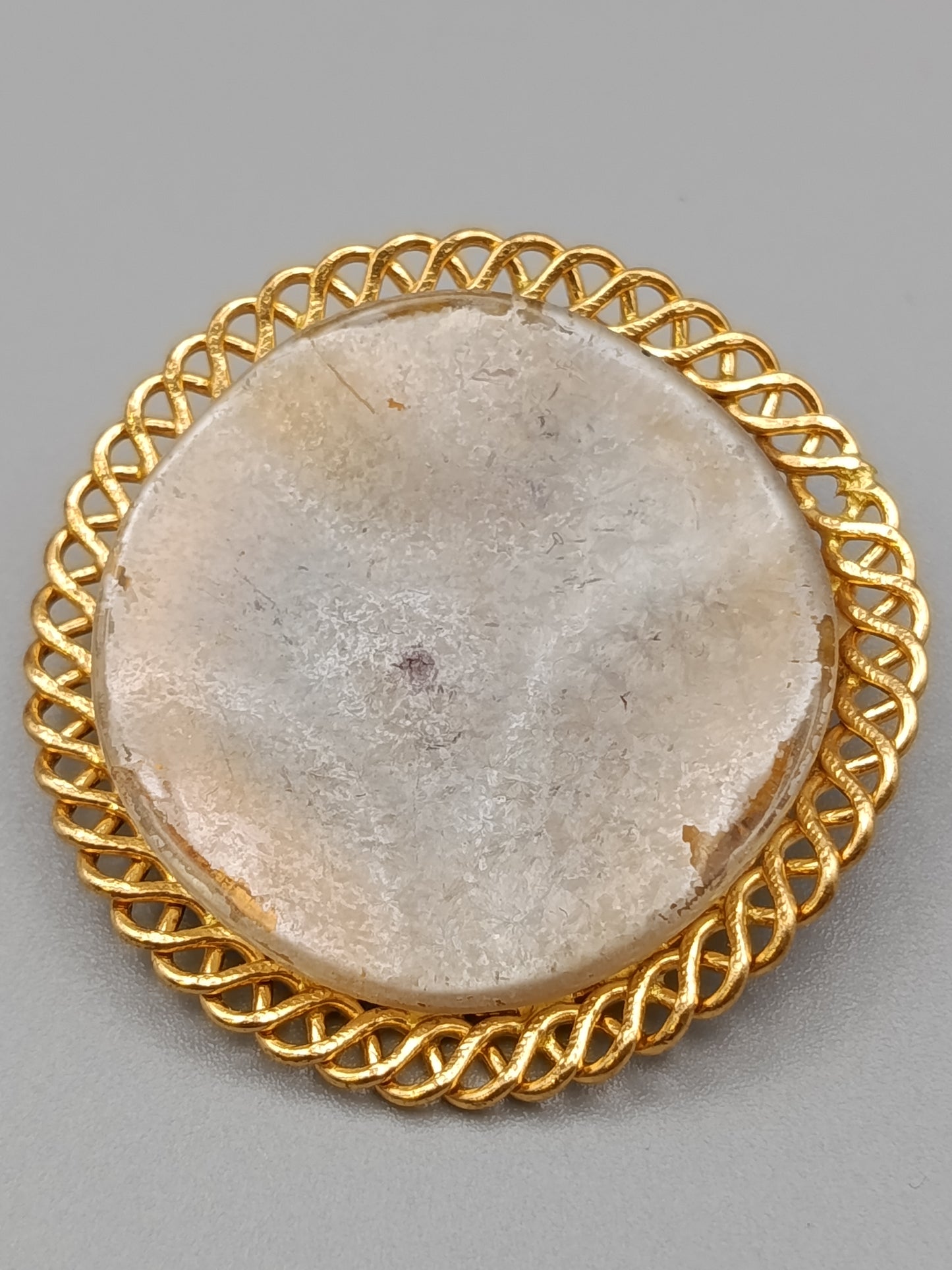 Klassische Vintage Brosche Goldfarbene Fassung