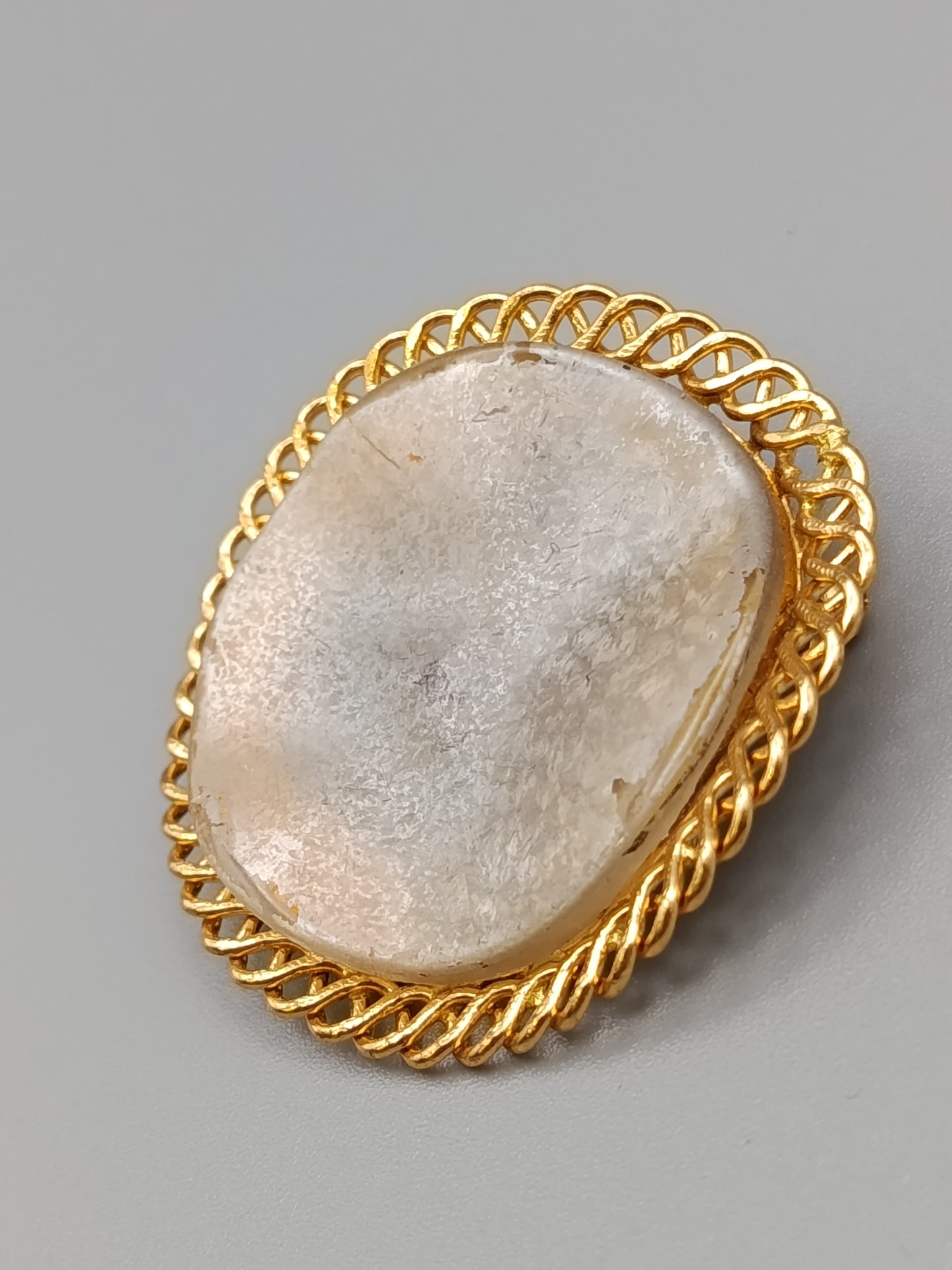 Klassische Vintage Brosche Goldfarbene Fassung