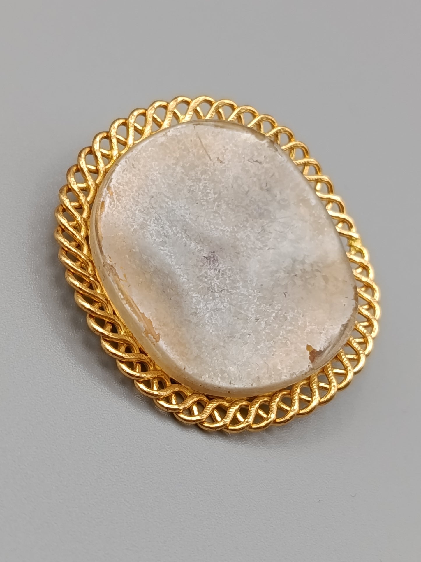 Klassische Vintage Brosche Goldfarbene Fassung