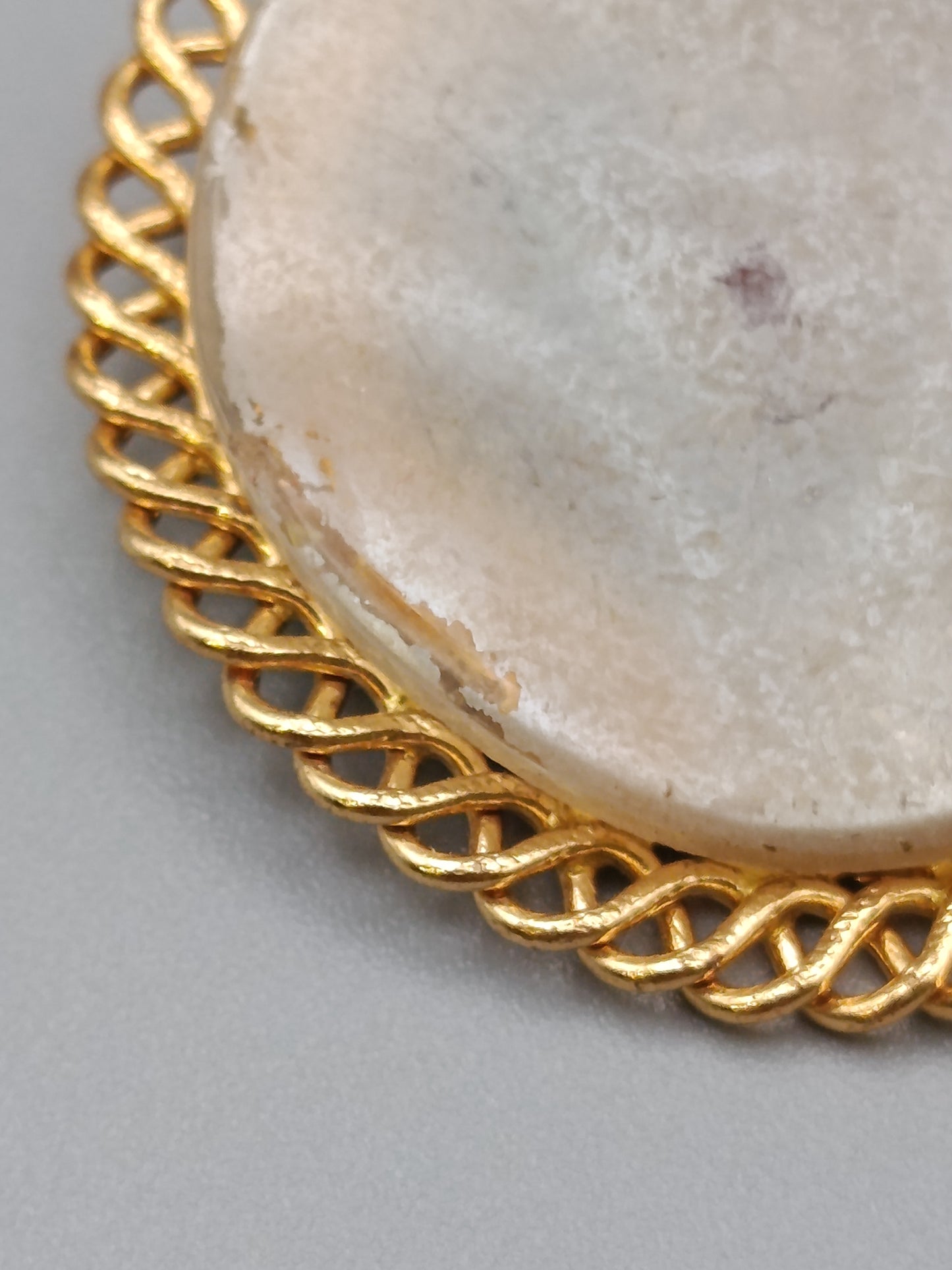 Klassische Vintage Brosche Goldfarbene Fassung