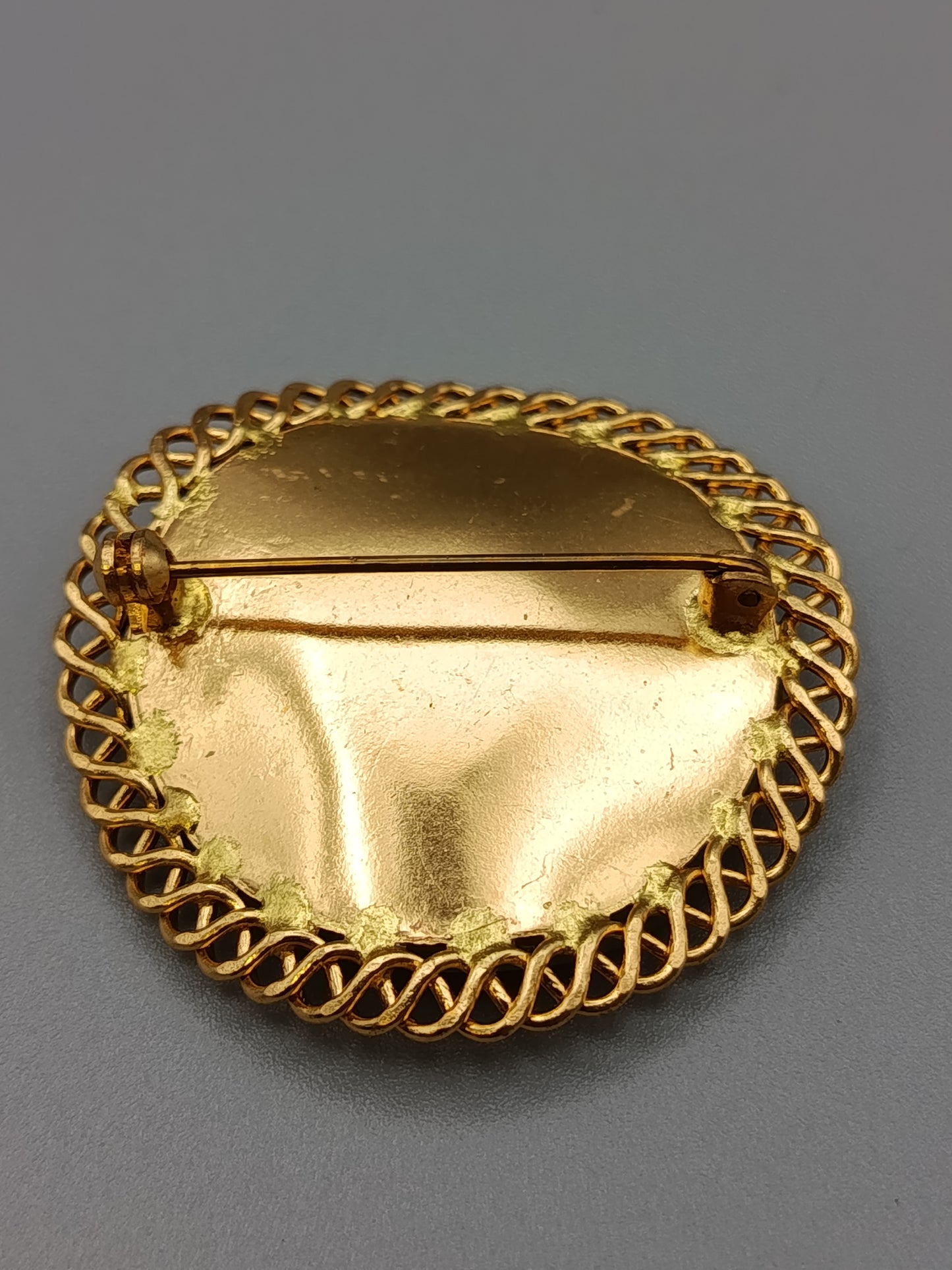Klassische Vintage Brosche Goldfarbene Fassung