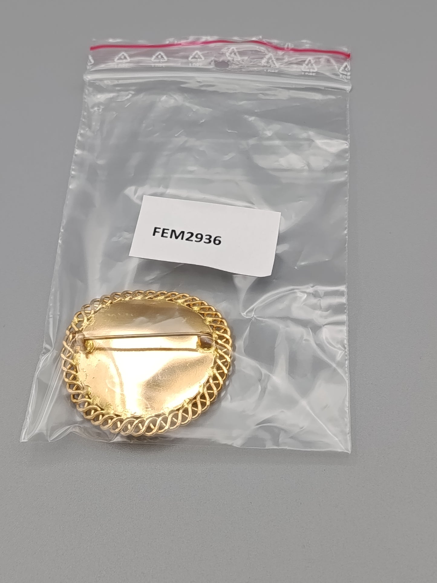 Klassische Vintage Brosche Goldfarbene Fassung