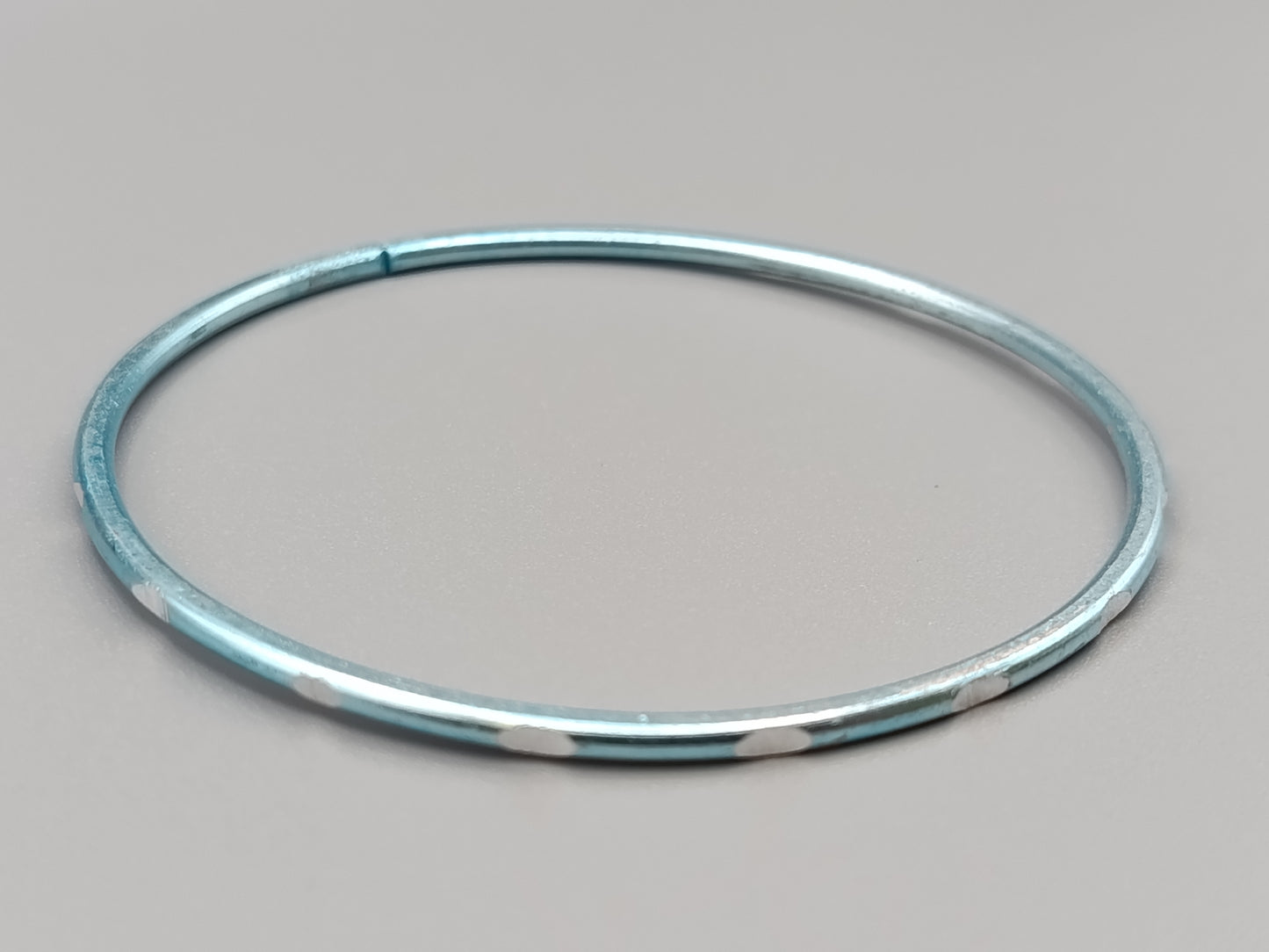 Klassischer Vintage Armreif Filigranes Design in Hellblau