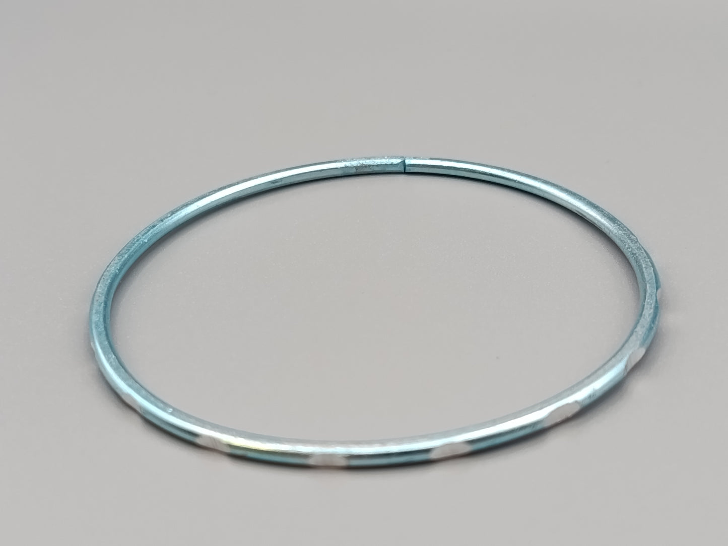 Klassischer Vintage Armreif Filigranes Design in Hellblau