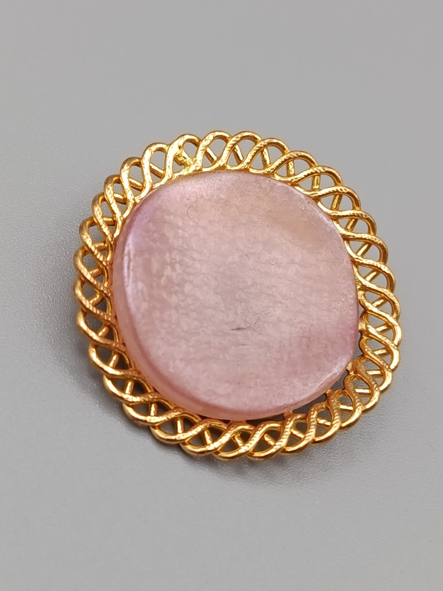 Elegante Vintage Brosche in Goldoptik Runder Rosa Stein