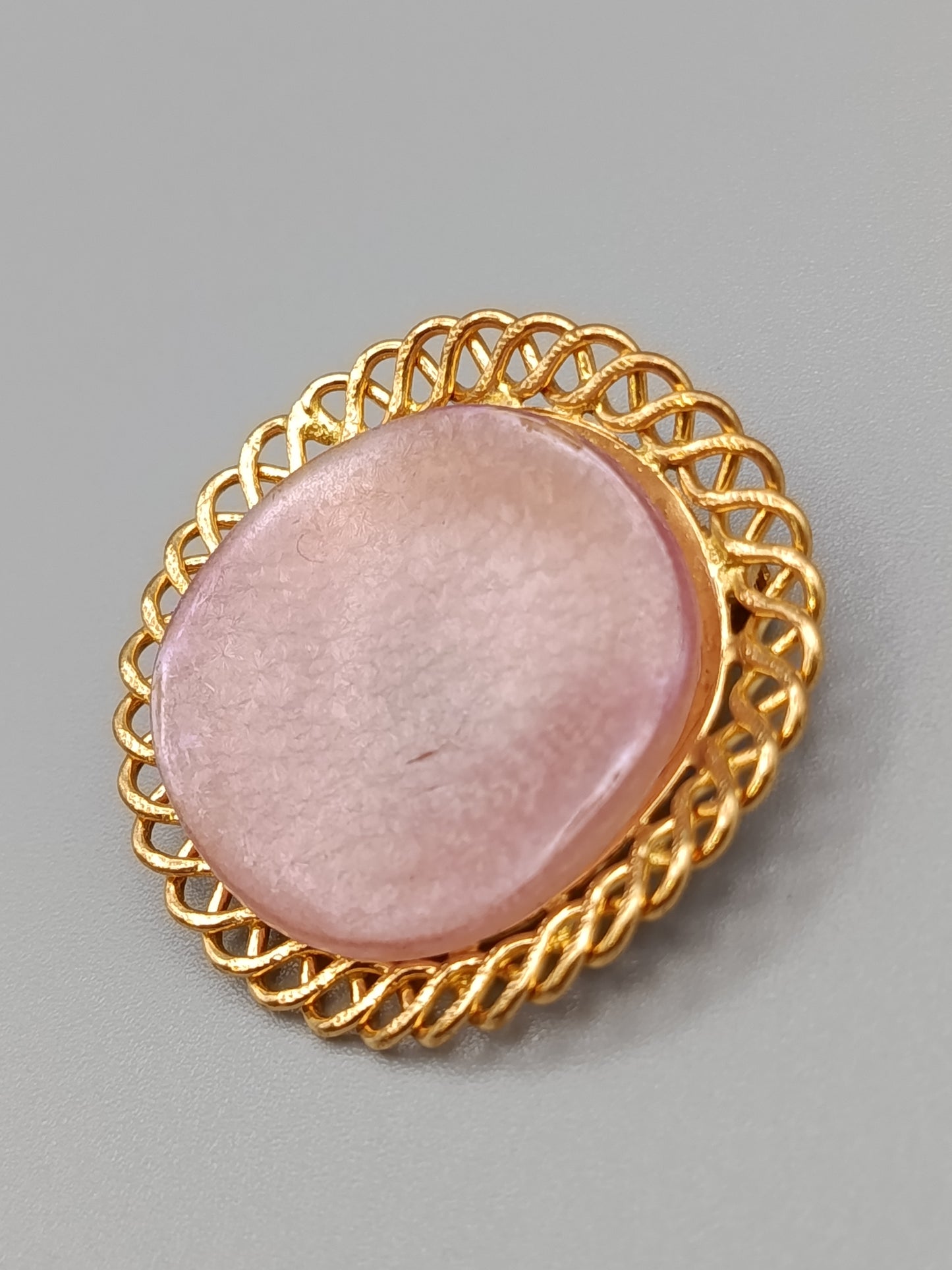 Elegante Vintage Brosche in Goldoptik Runder Rosa Stein