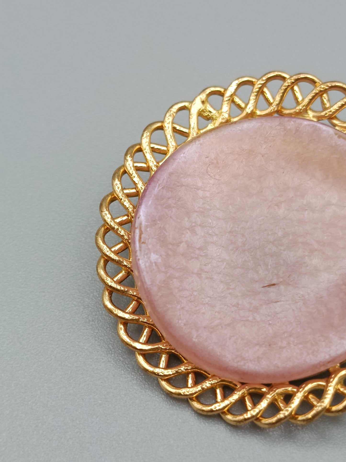 Elegante Vintage Brosche in Goldoptik Runder Rosa Stein