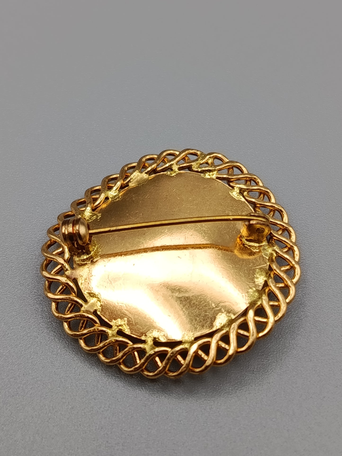 Elegante Vintage Brosche in Goldoptik Runder Rosa Stein