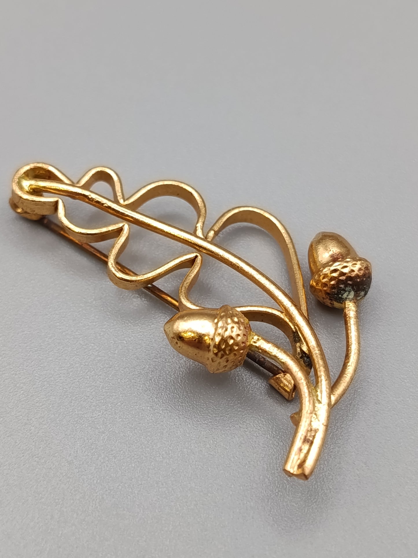 Elegante Brosche in Goldoptik Stilvolles Eichenblatt