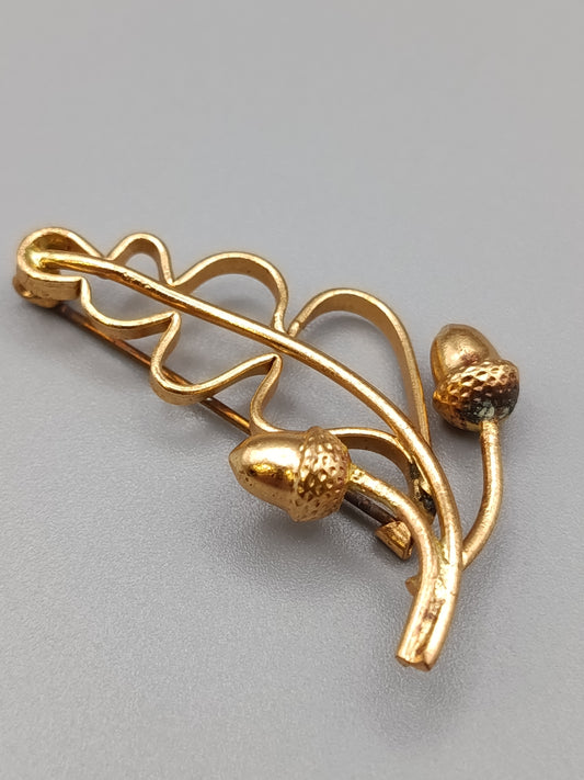 Elegante Brosche in Goldoptik Stilvolles Eichenblatt