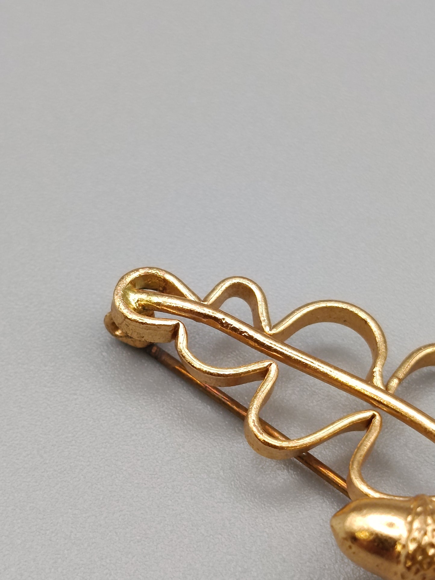 Elegante Brosche in Goldoptik Stilvolles Eichenblatt