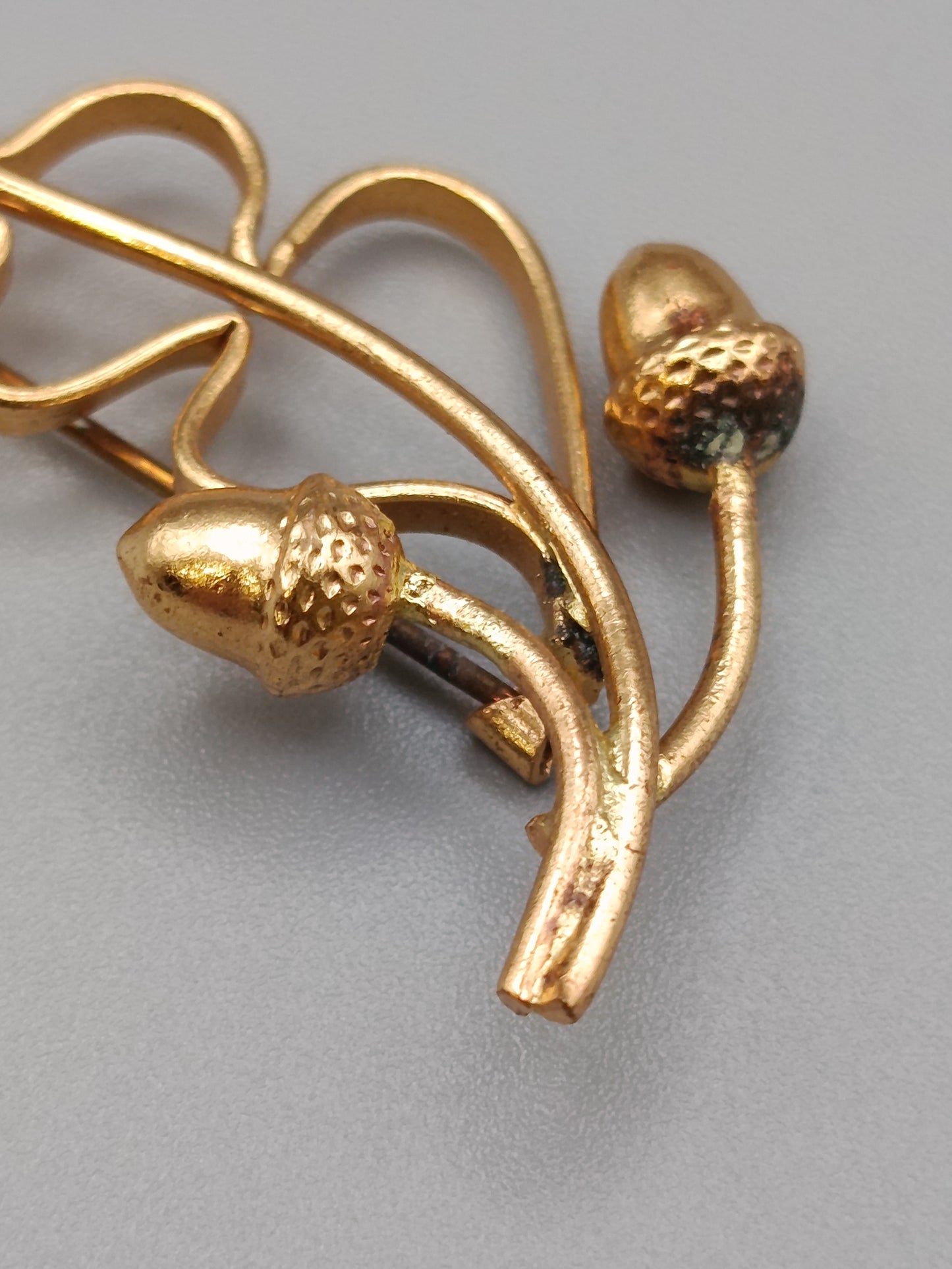 Elegante Brosche in Goldoptik Stilvolles Eichenblatt