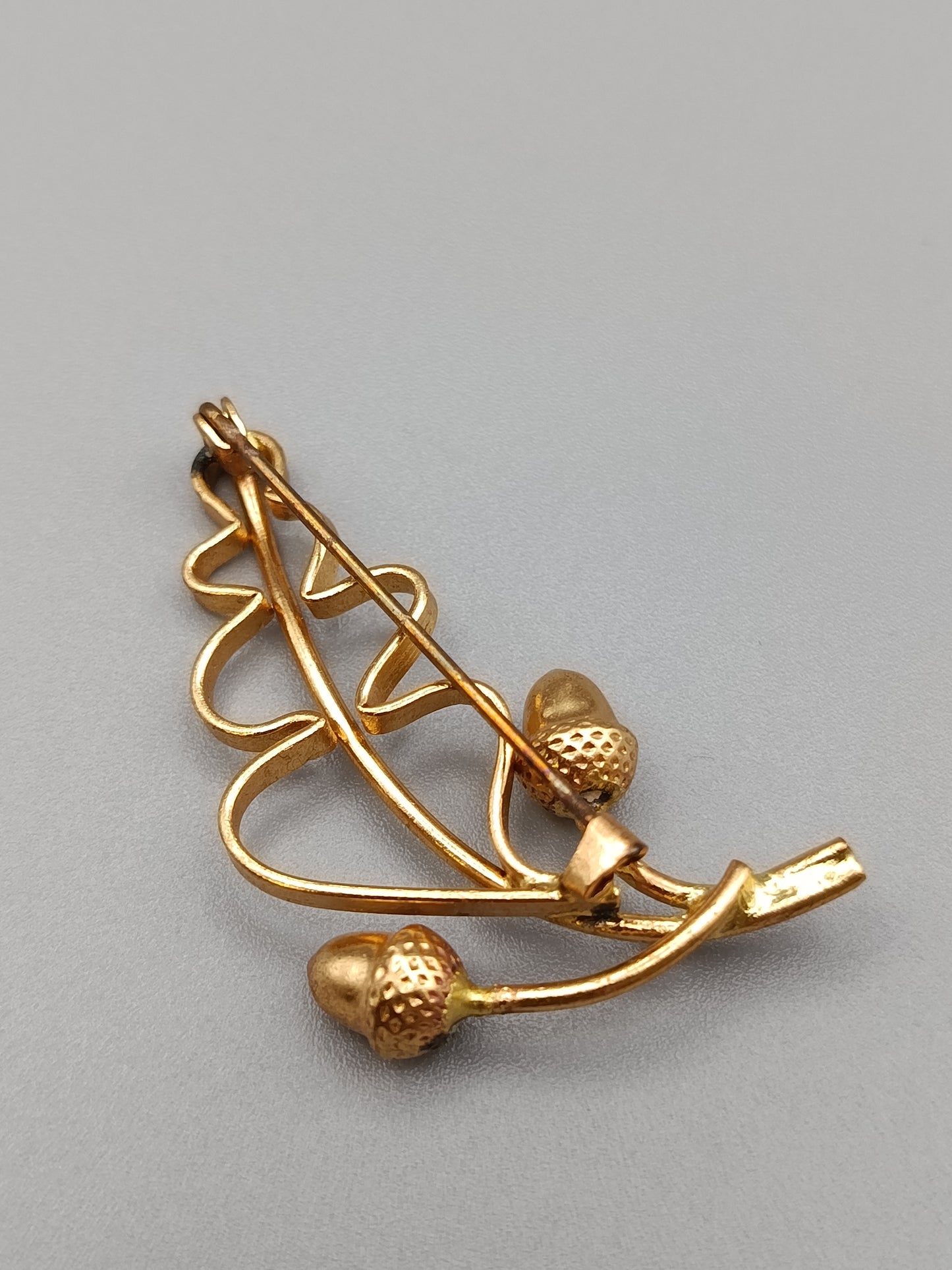 Elegante Brosche in Goldoptik Stilvolles Eichenblatt