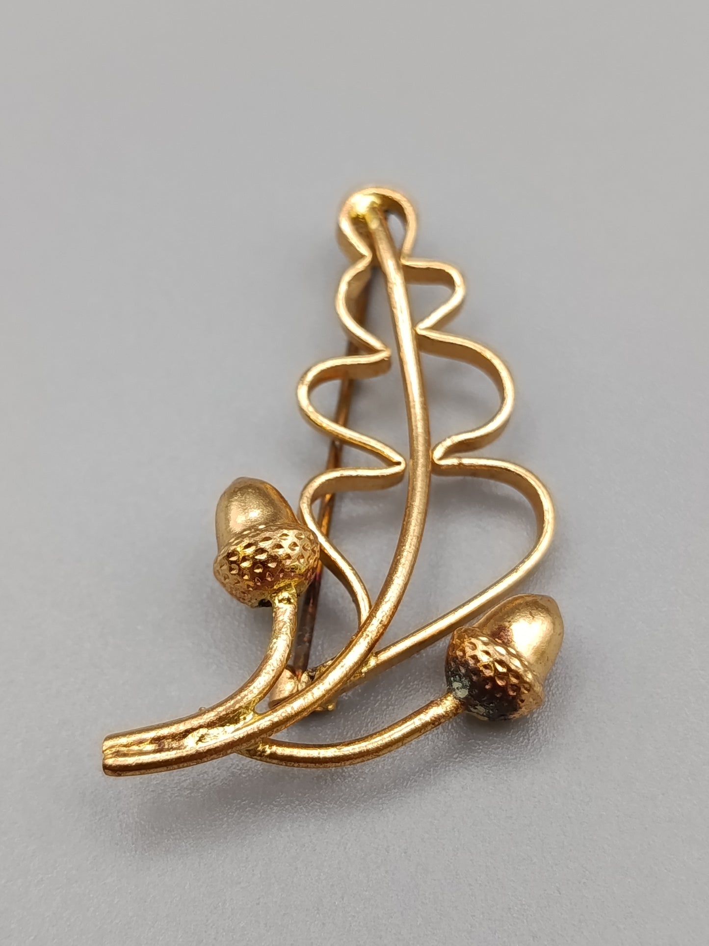 Elegante Brosche in Goldoptik Stilvolles Eichenblatt