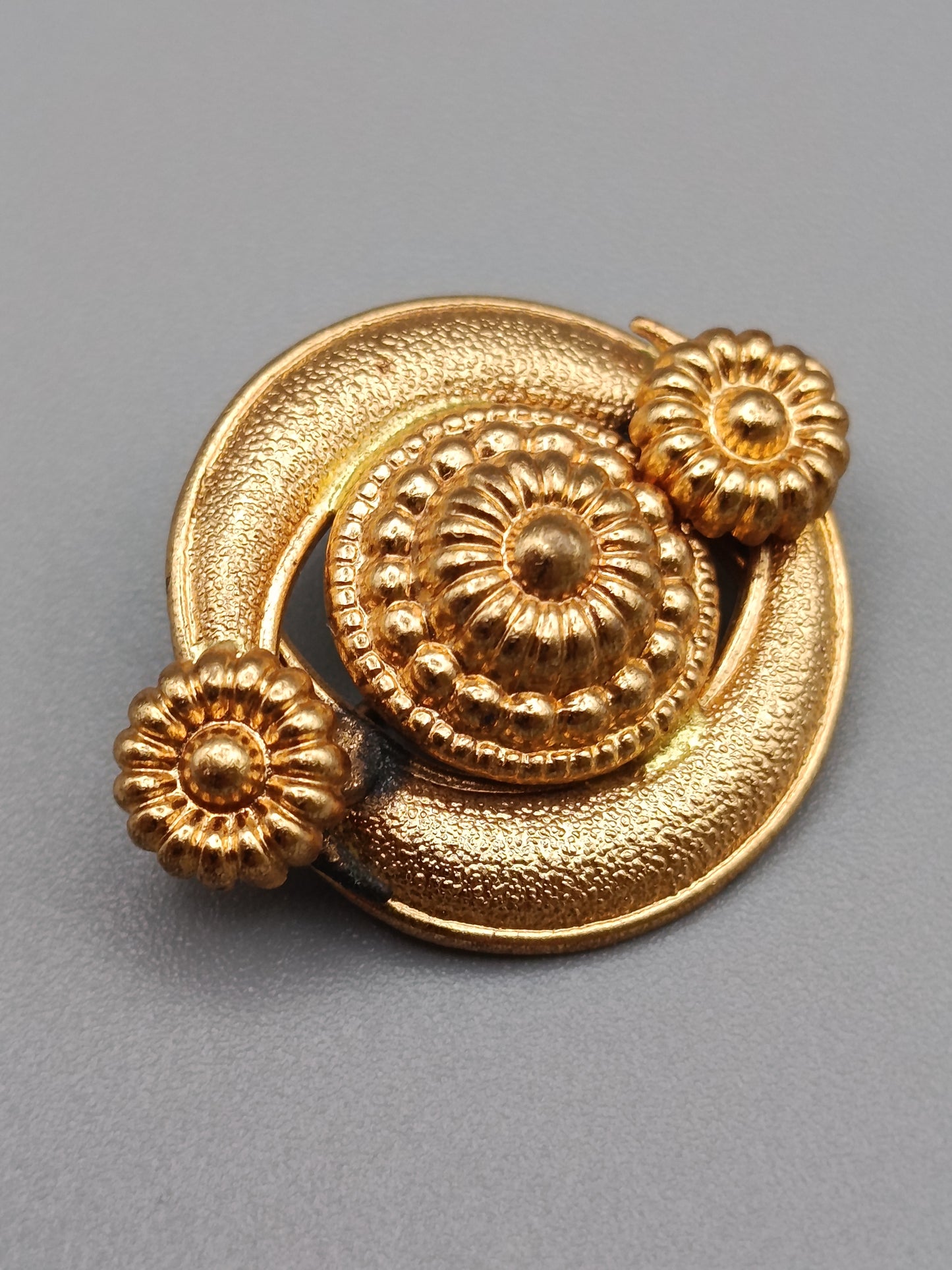 Edle Vintage Brosche in Goldoptik Blumen Design