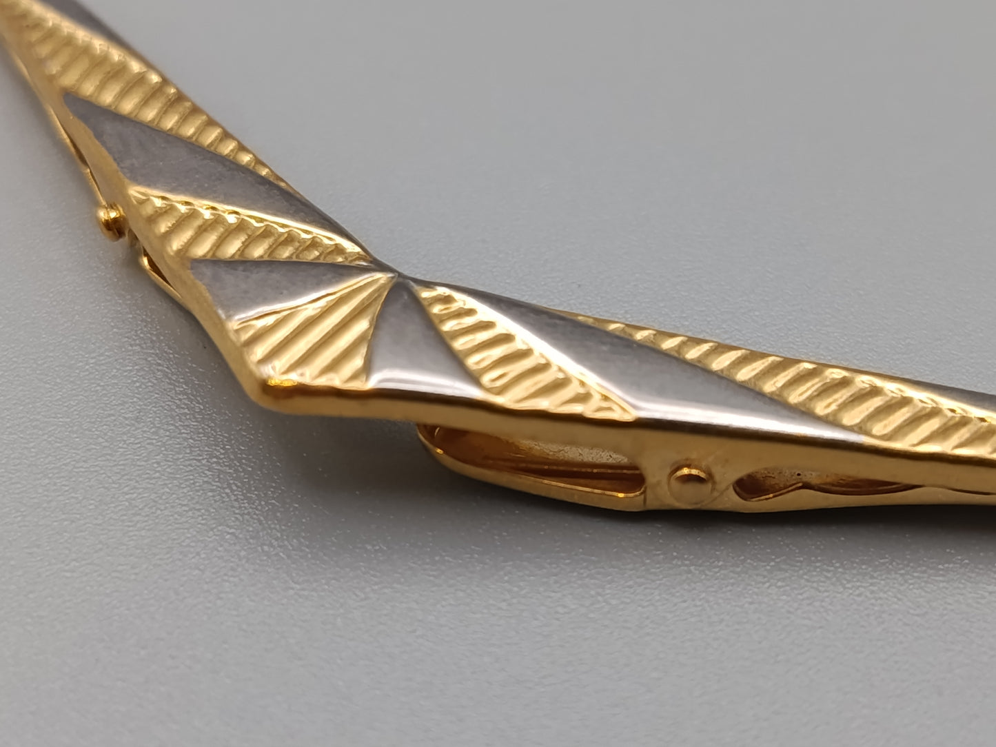 Vintage Kragenclip in Gold und Silberoptik