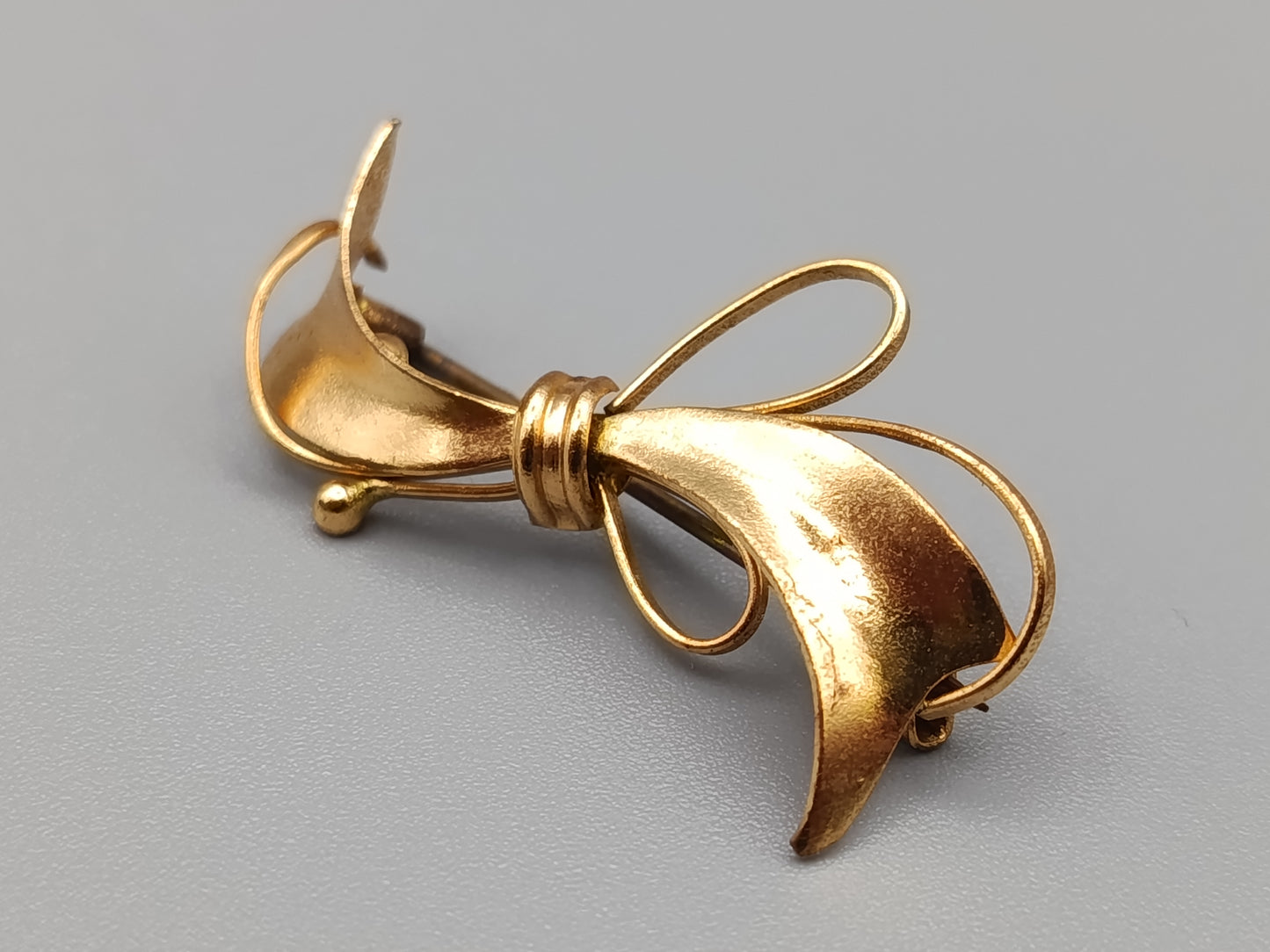 Elegante Vintage Brosche in Goldoptik Schleifen Design