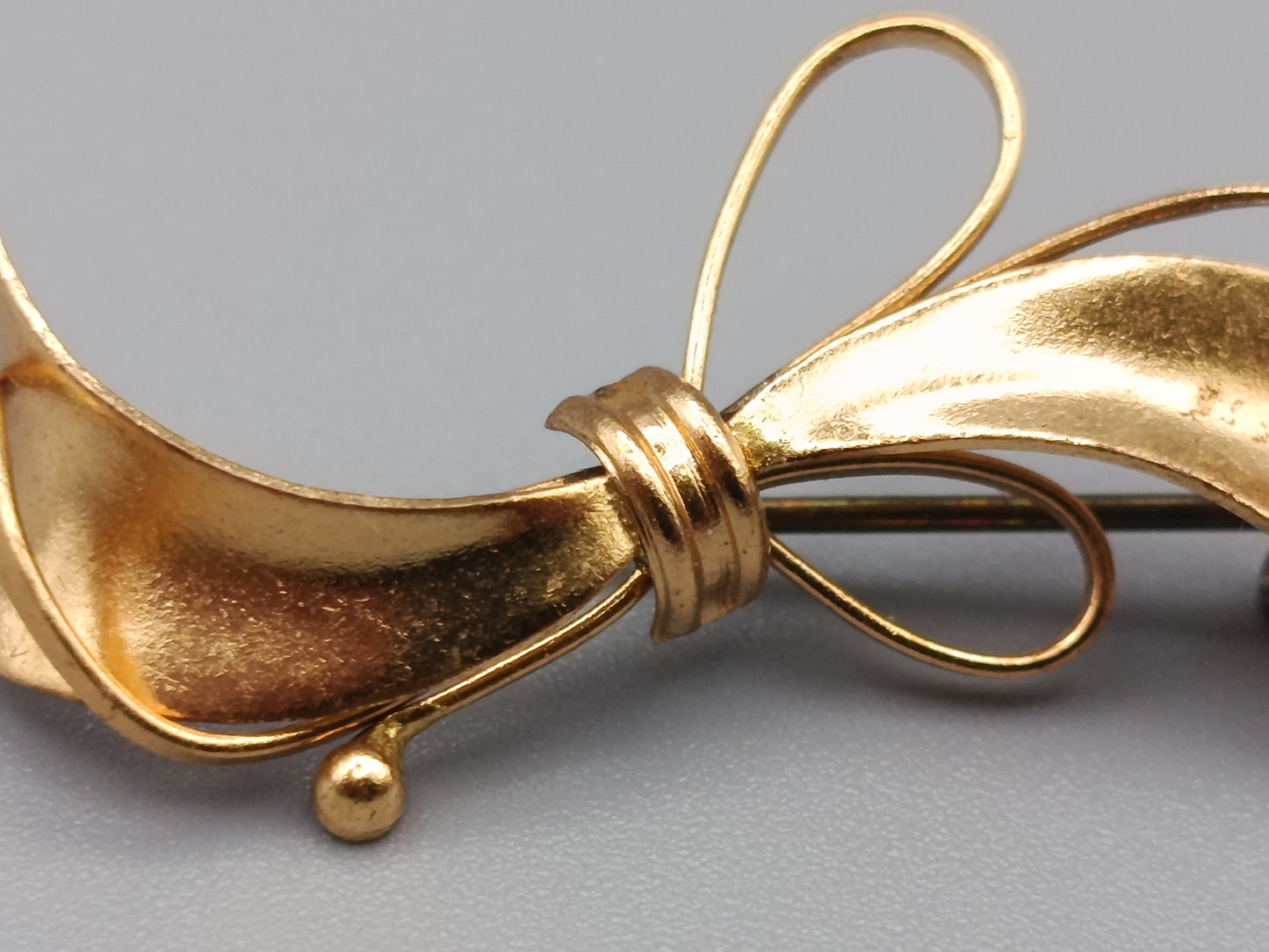 Elegante Vintage Brosche in Goldoptik Schleifen Design