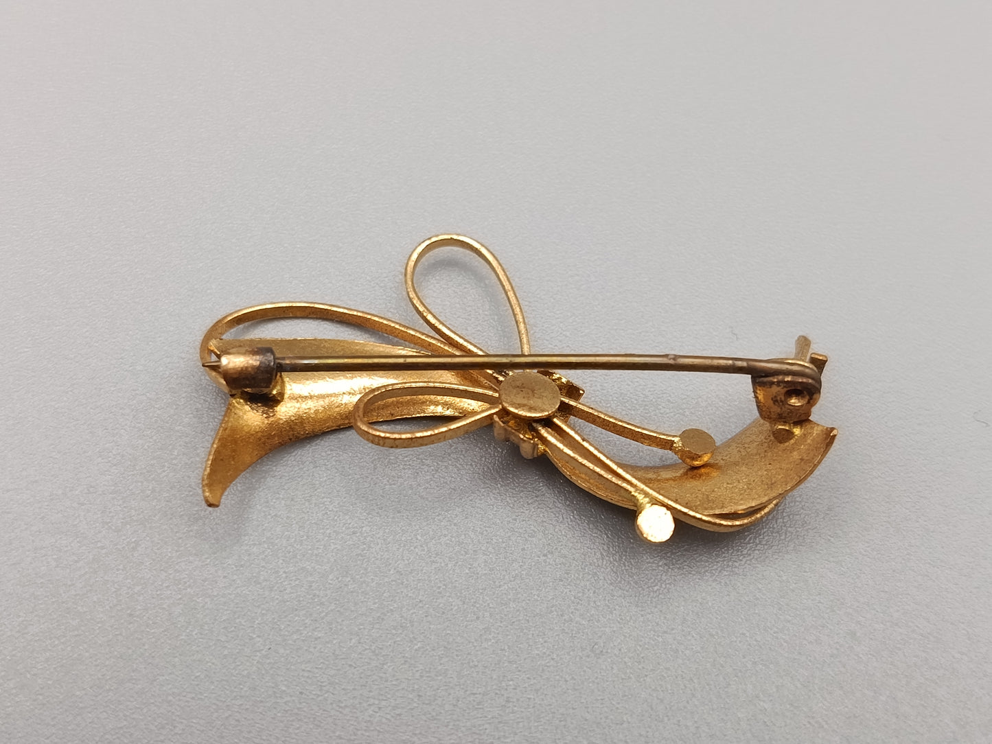 Elegante Vintage Brosche in Goldoptik Schleifen Design