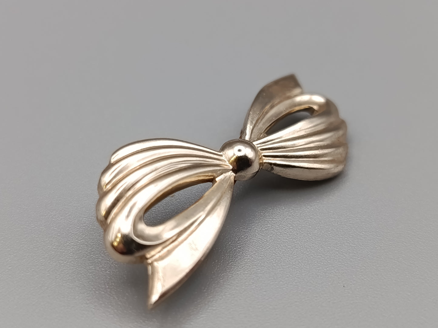 Elegante Vintage Brosche in Schleifen Design