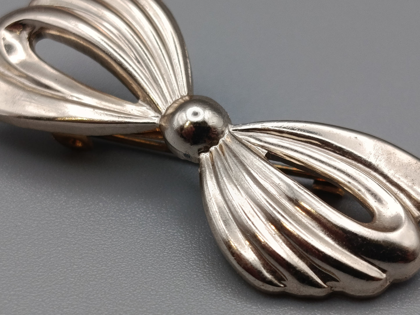Elegante Vintage Brosche in Schleifen Design