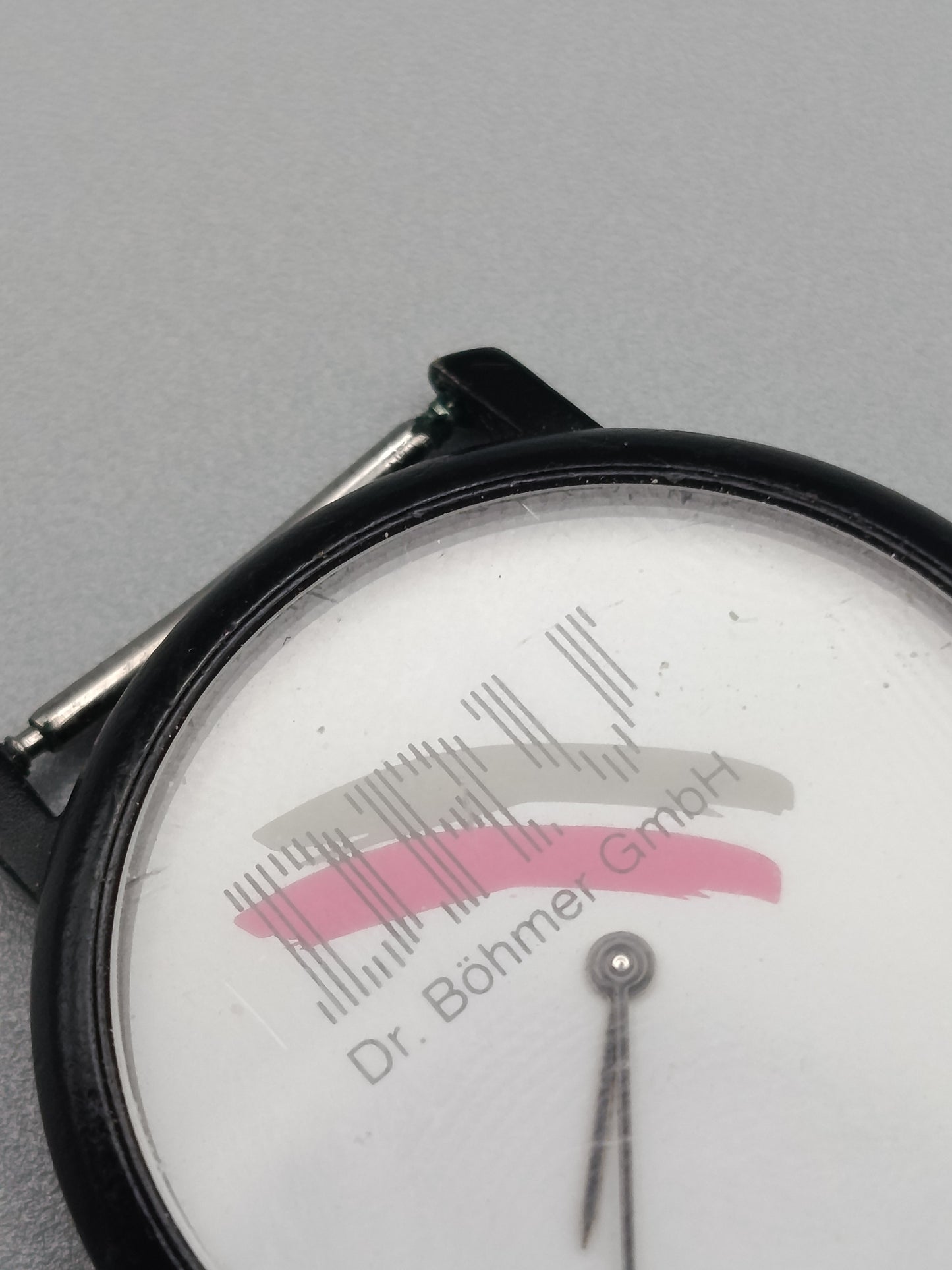 Schlichte  Herren Uhr  Werbeuhr im minimalistischen Stil