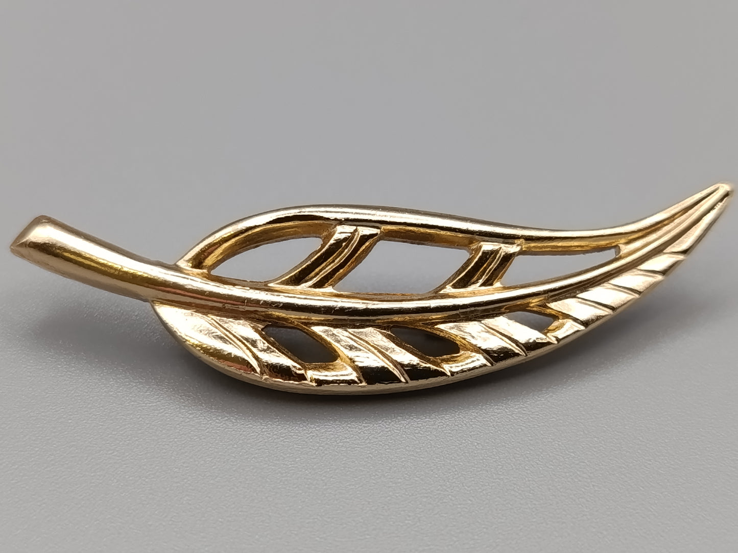 Elegante Goldene Brosche in Blattform Vintage Design