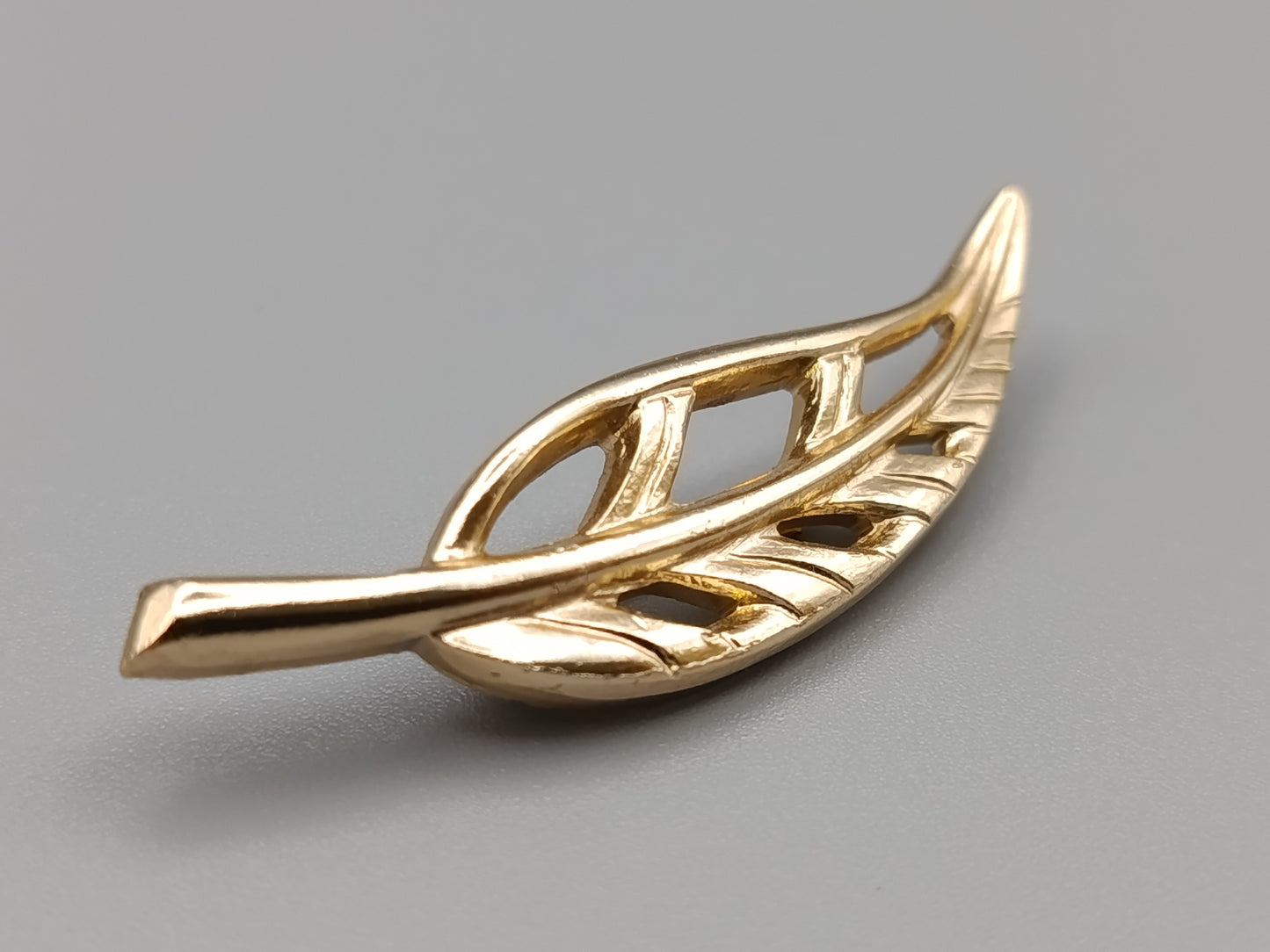 Elegante Goldene Brosche in Blattform Vintage Design