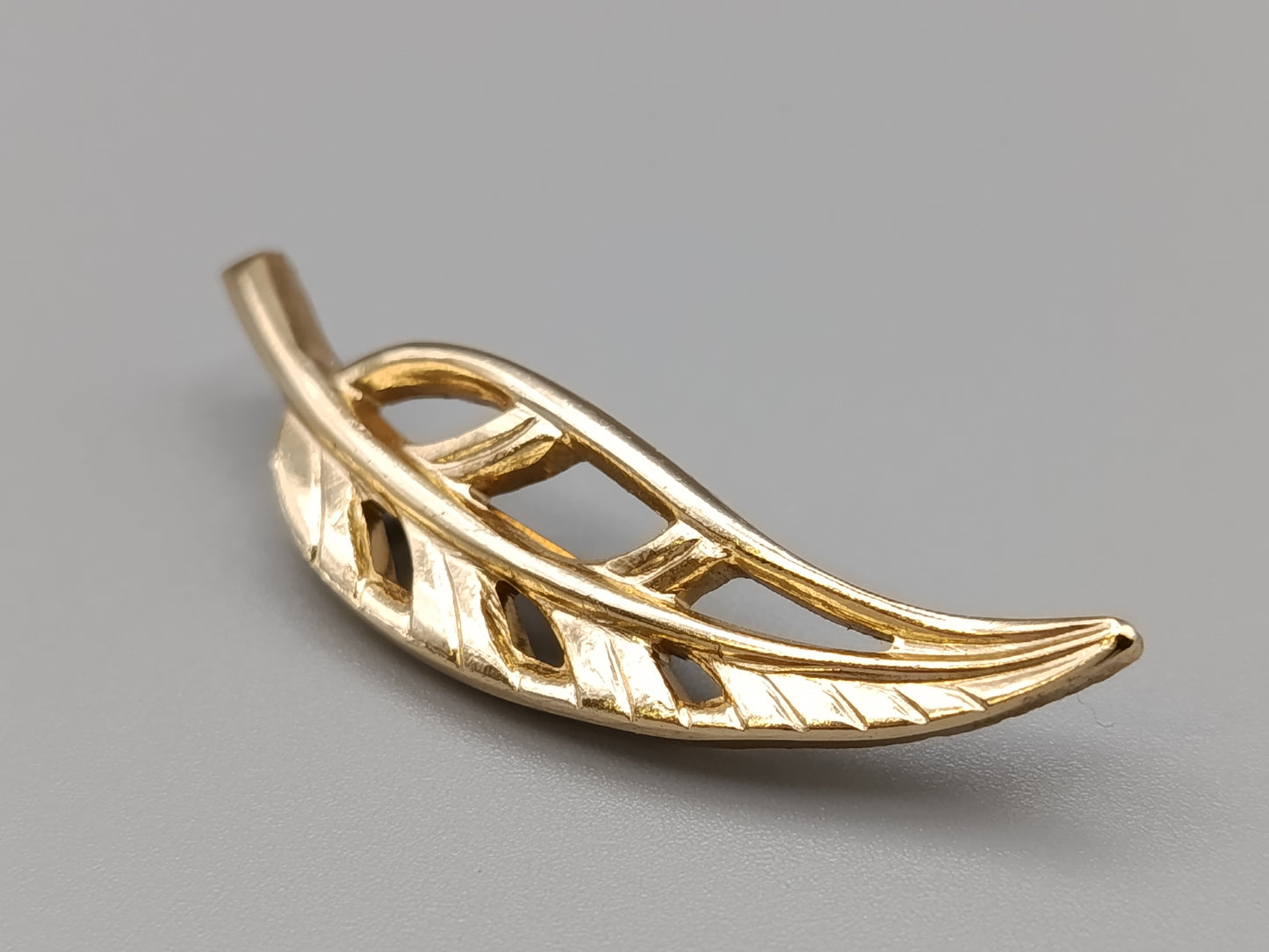 Elegante Goldene Brosche in Blattform Vintage Design