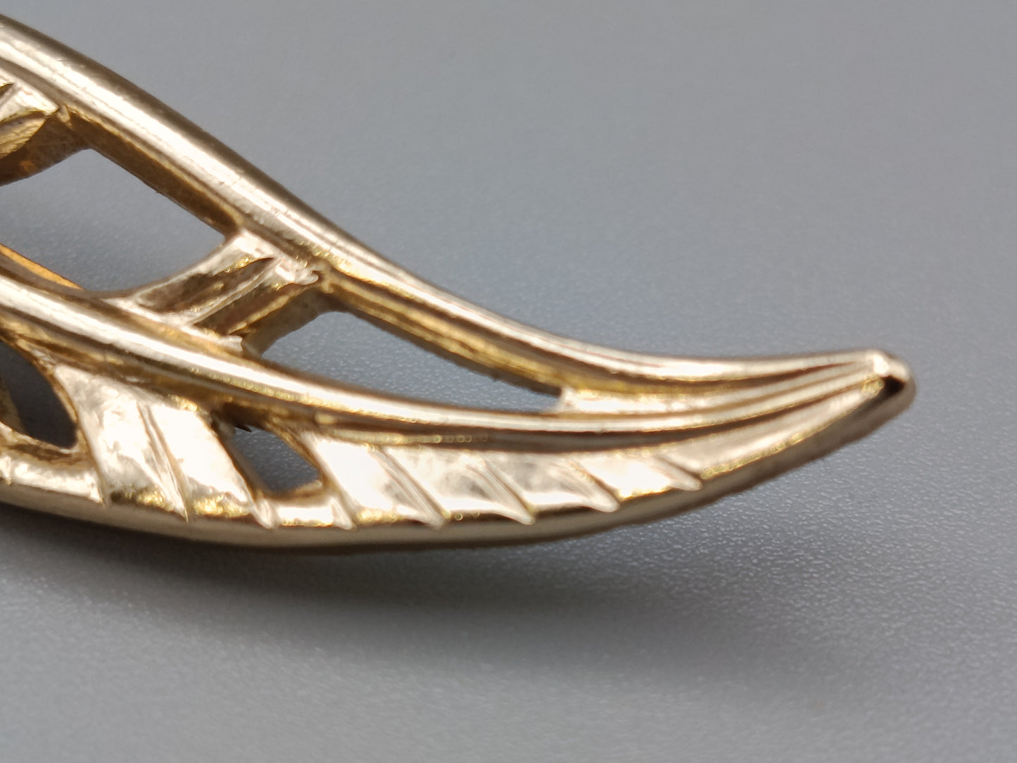 Elegante Goldene Brosche in Blattform Vintage Design