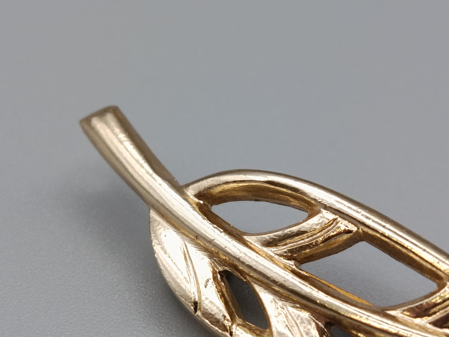 Elegante Goldene Brosche in Blattform Vintage Design