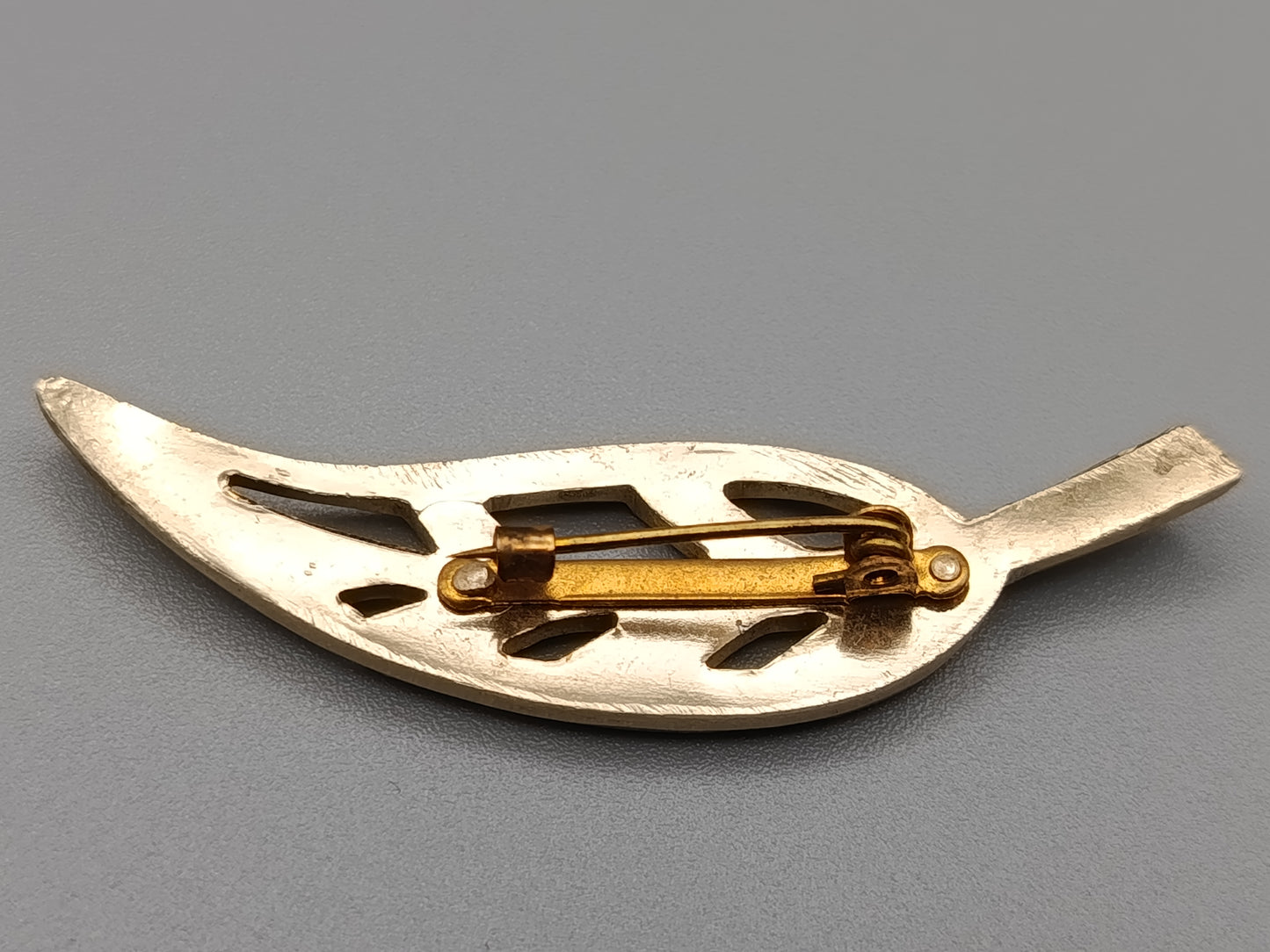 Elegante Goldene Brosche in Blattform Vintage Design