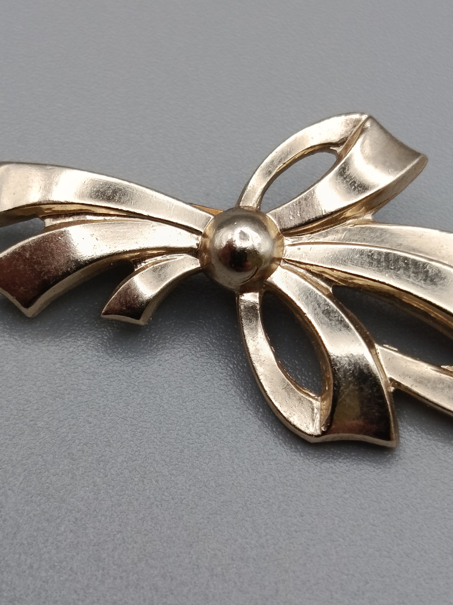 Elegante Schleifen Brosche in Goldoptik Vintage