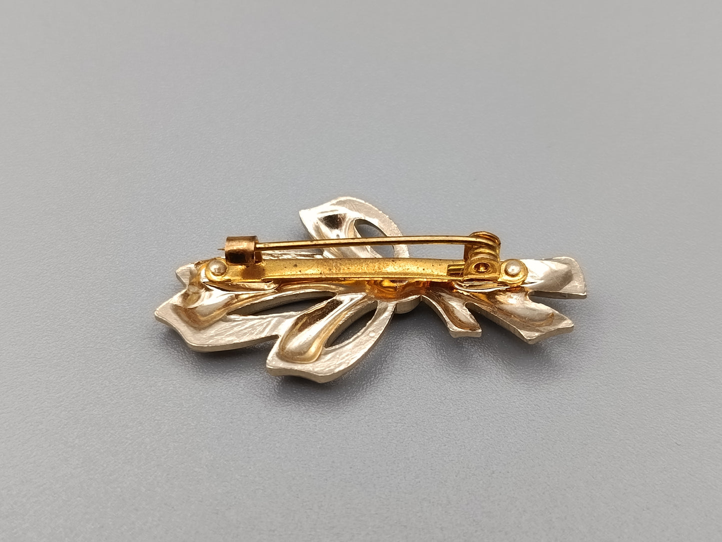 Elegante Schleifen Brosche in Goldoptik Vintage