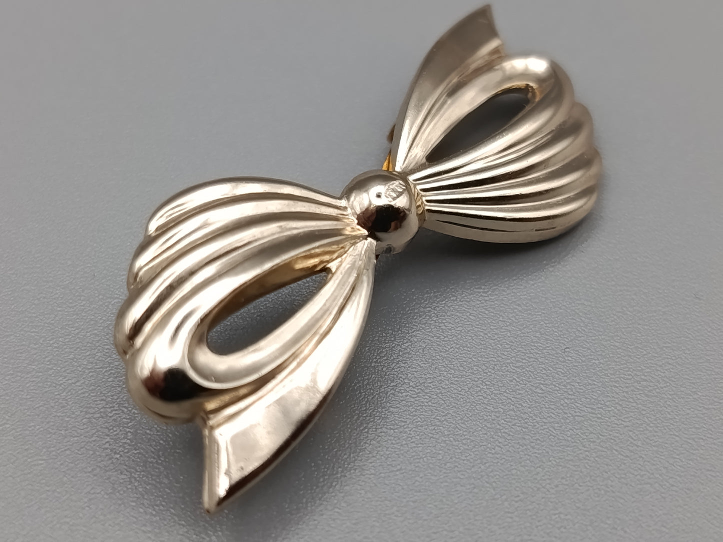 Elegante Schleifen Brosche in Goldoptik Vintage Stil