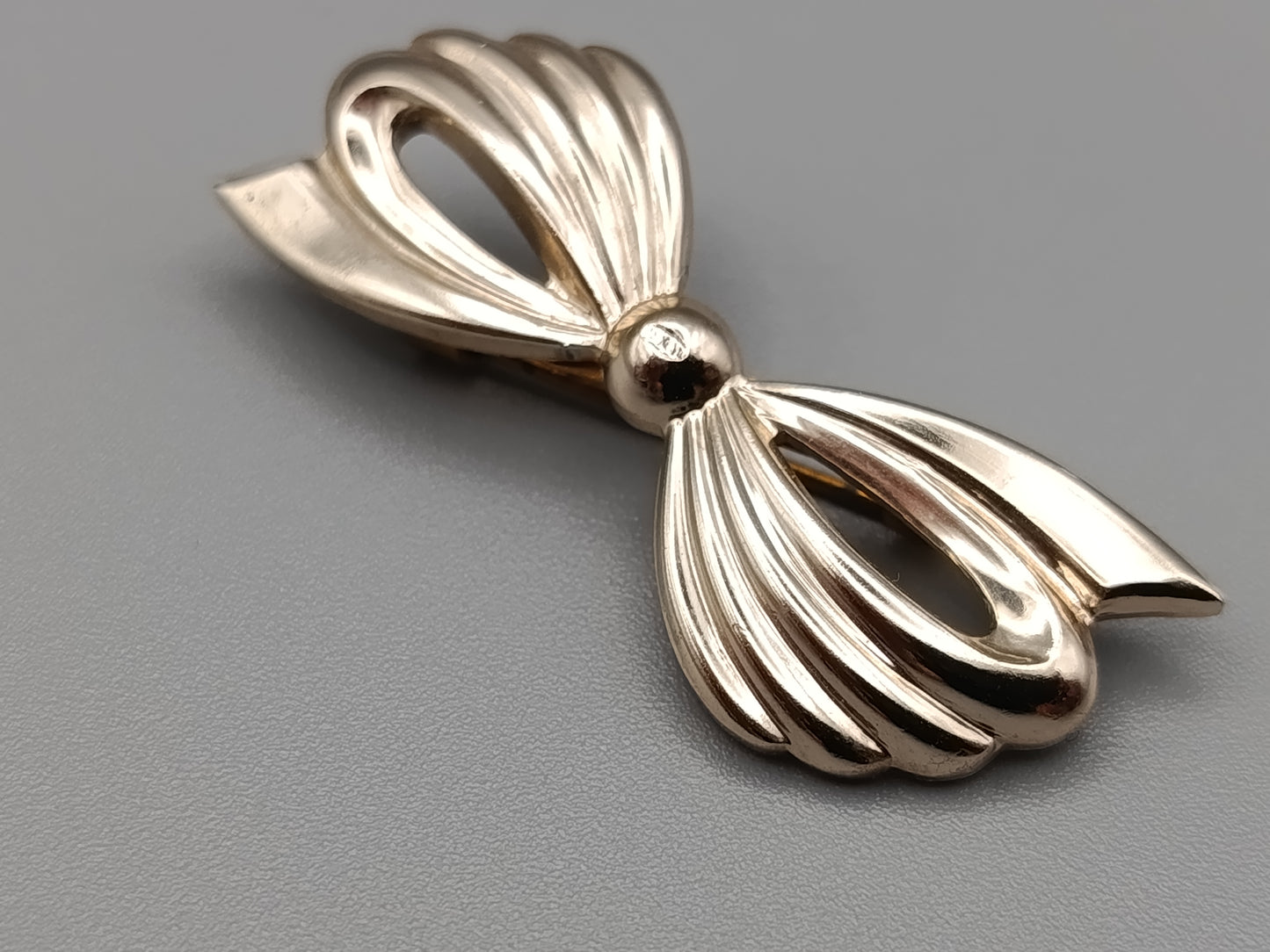 Elegante Schleifen Brosche in Goldoptik Vintage Stil