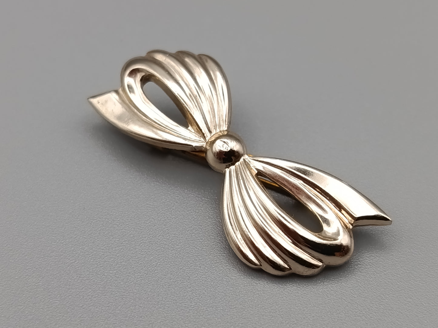 Elegante Schleifen Brosche in Goldoptik Vintage Stil