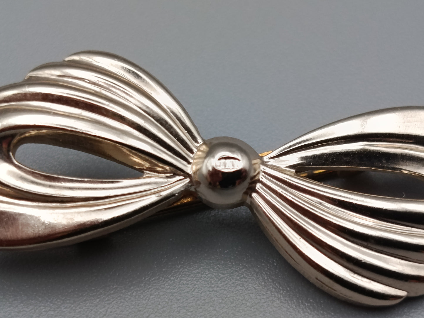 Elegante Schleifen Brosche in Goldoptik Vintage Stil