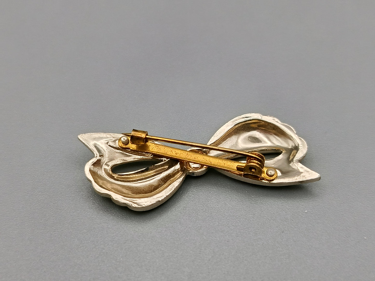 Elegante Schleifen Brosche in Goldoptik Vintage Stil