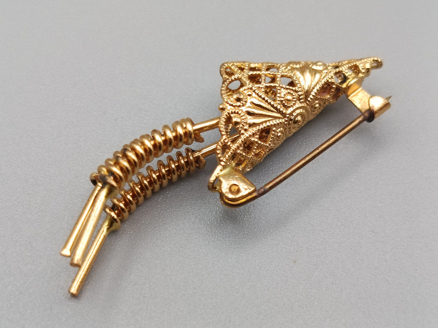 Filigrane Vintage Brosche in Goldoptik Kunstvoll