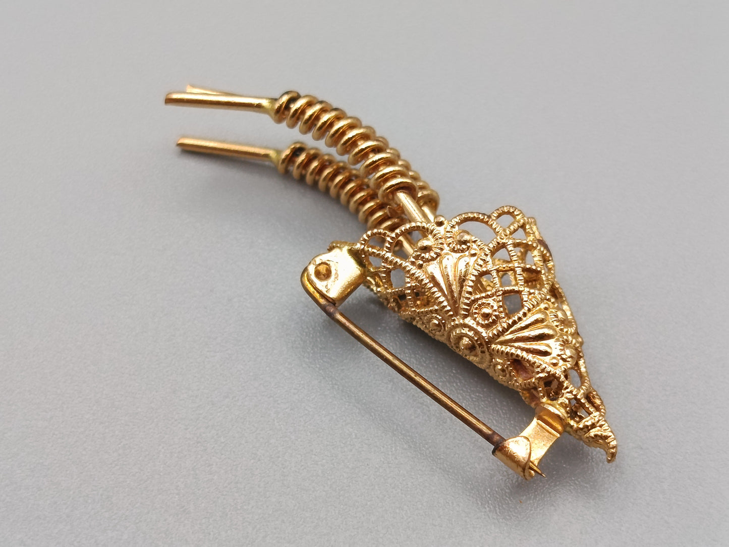 Filigrane Vintage Brosche in Goldoptik Kunstvoll