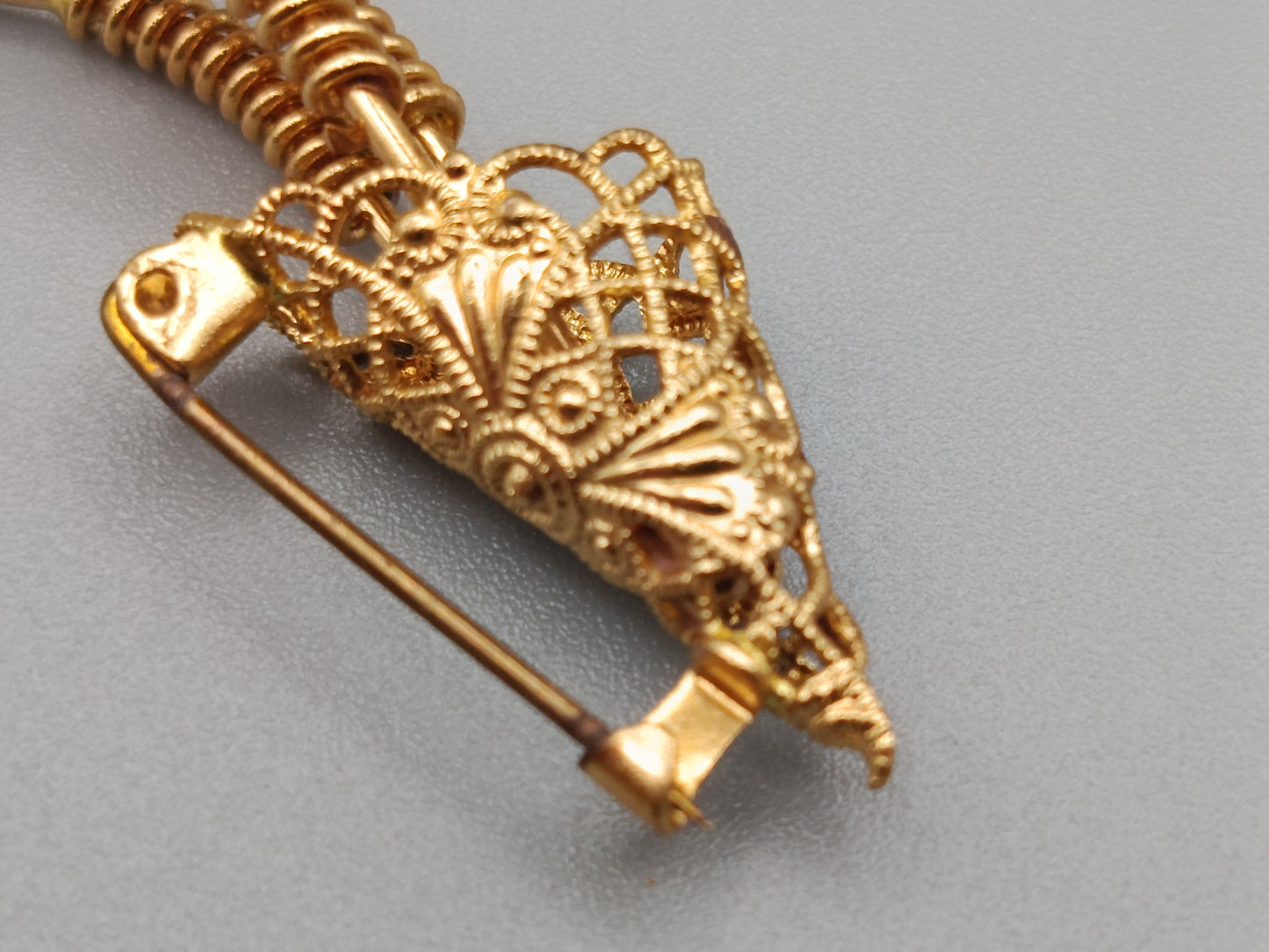Filigrane Vintage Brosche in Goldoptik Kunstvoll