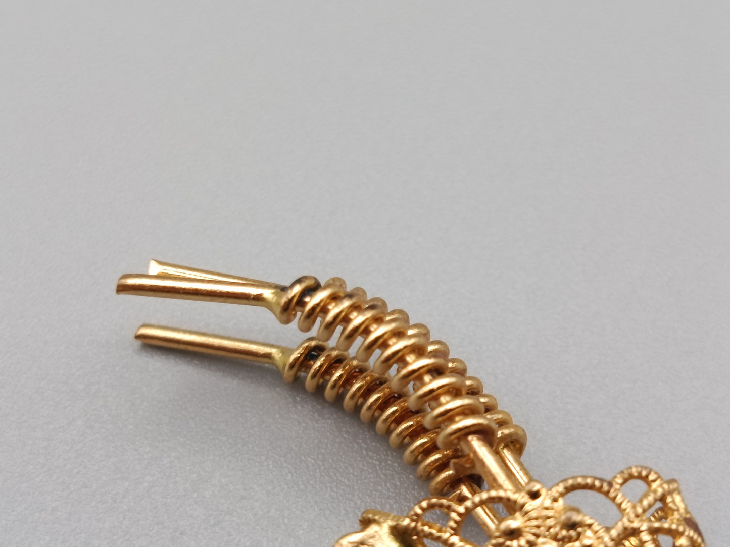Filigrane Vintage Brosche in Goldoptik Kunstvoll