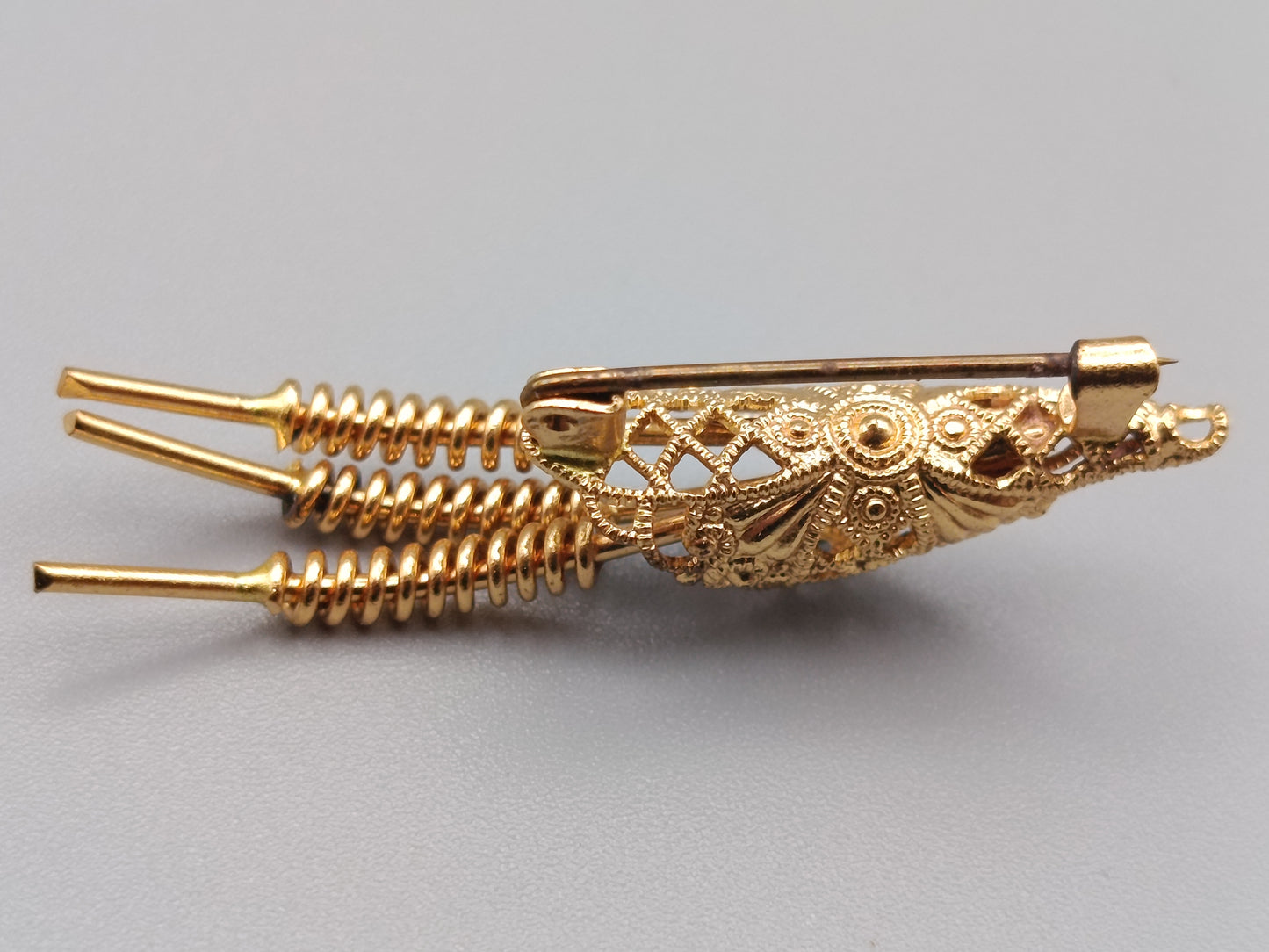 Filigrane Vintage Brosche in Goldoptik Kunstvoll