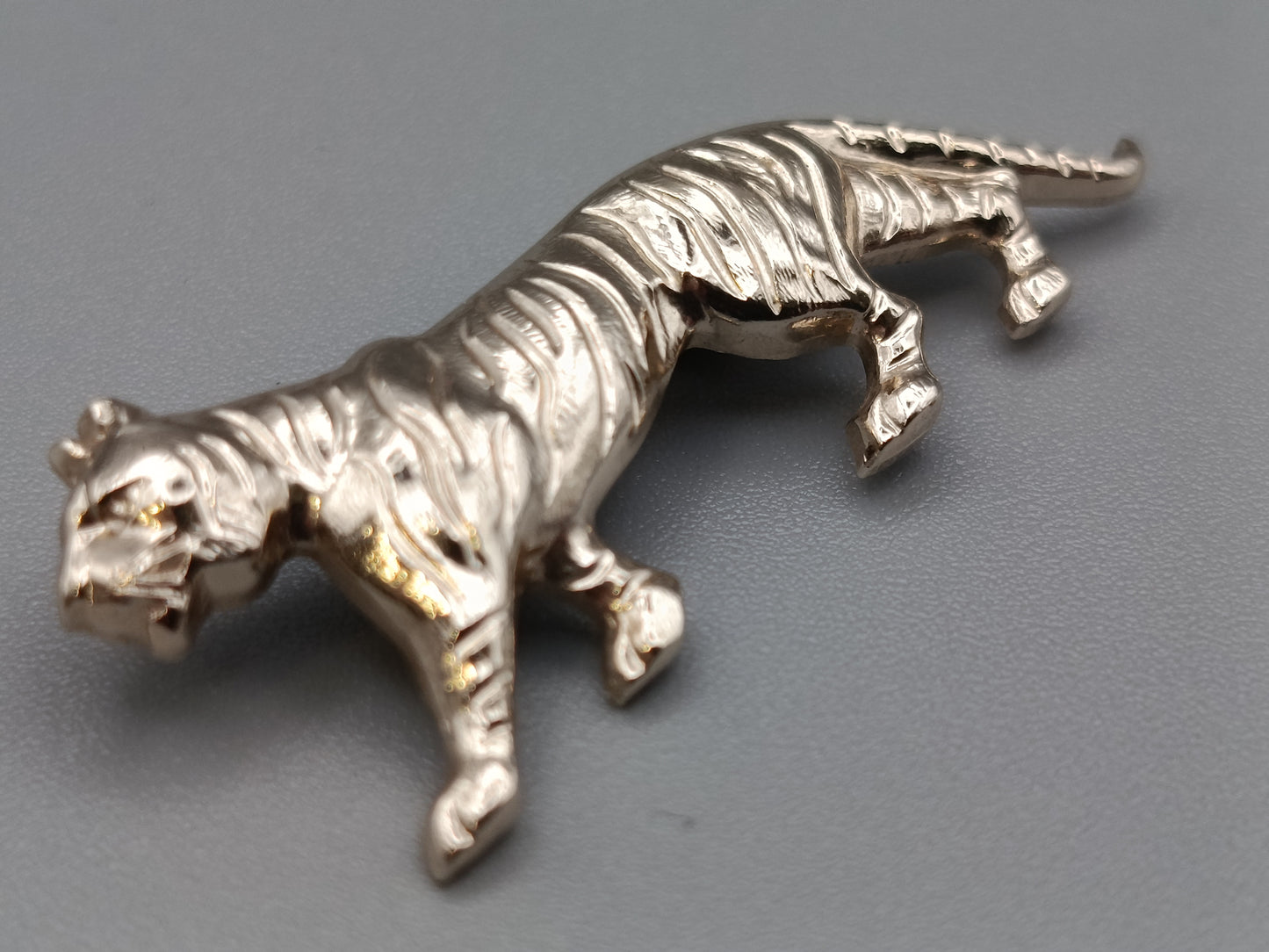 Elegante Tiger Brosche in Goldoptik Vintage