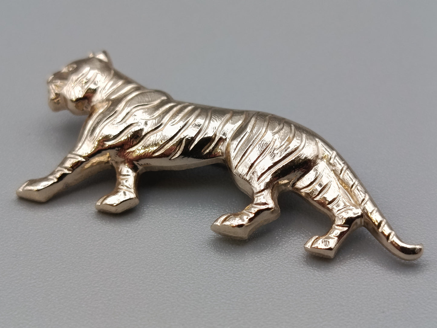 Elegante Tiger Brosche in Goldoptik Vintage