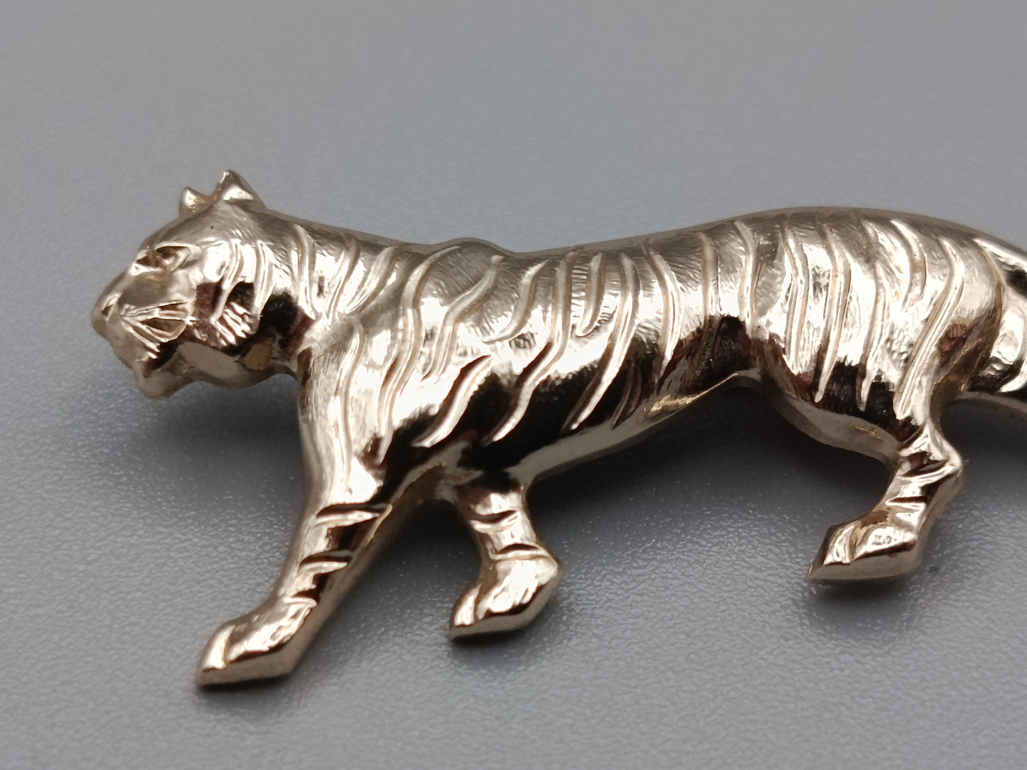Elegante Tiger Brosche in Goldoptik Vintage