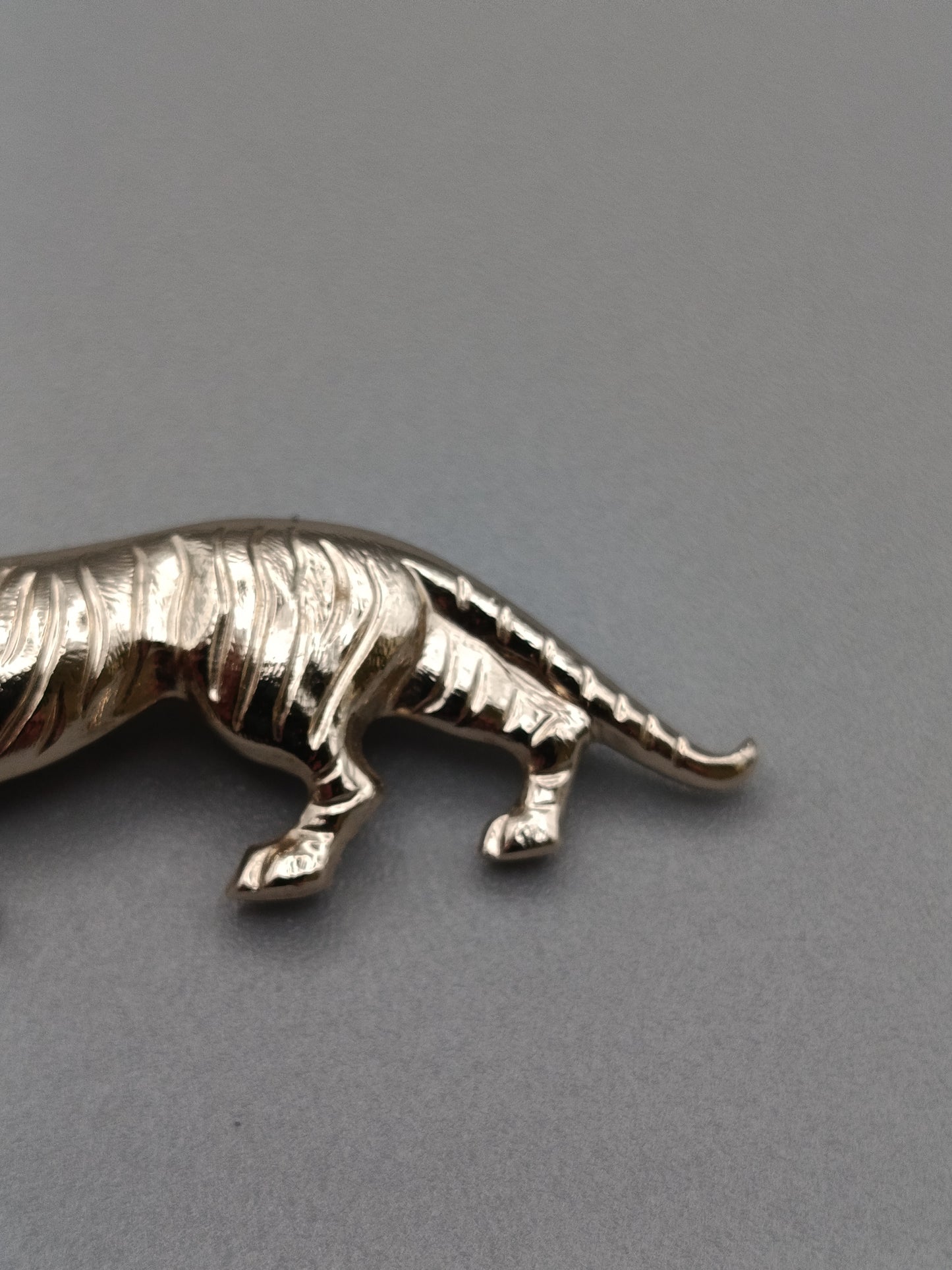 Elegante Tiger Brosche in Goldoptik Vintage