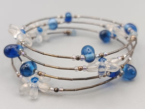 Titel Stilvolles Perlen Armband in Blau und Weiß